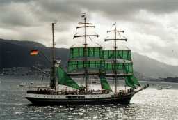 Seilskip som deltok i Cutty sark 2001. Ukjend fotograf, Bergen og Omland Havnevesen. Tilhøyrer Bergen byarkiv. 