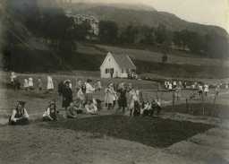 Jenteklasse arbeider i Fløen skolehage. Foto: H. Nic. Meyer, Bergen kommune. Skolehagene. Tilhøyrer Bergen byarkiv. 