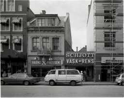 Original tekst på biletet: "Torggaten i 1979. Utestedet Show Boat skimtes i bygget til venstre. Byggene til høyre ble seinere revet." Foto: Øivind H. Berger, Fotoregistrering av Bergen. Ø.H. Berger. Tilhøyrer Bergen byarkiv.