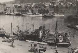 Vågen med Bryggen og Strandkaien i 1928. Frå album frå Bergen Havnekontor/havnefogd. Ukjend fotograf. Tilhøyrer Bergen byarkiv.