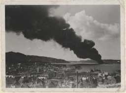 Storbrann etter bombeangrepet mot drivstofftankane på Florvåg (Askøy) 10. mai 1940. Foto: Ukjend, Motstandsarkivet. Tilhøyrer Bergen byarkiv. 