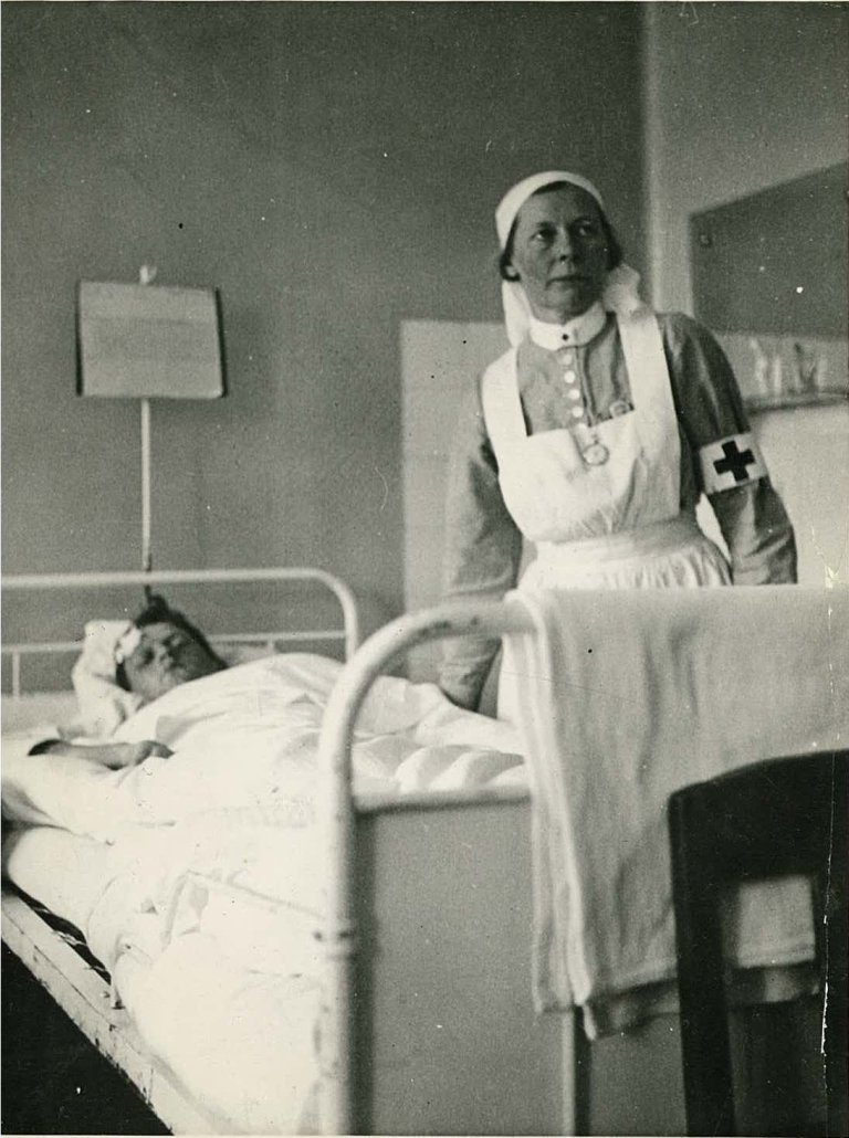 Eit såra barn på sjukehuset i Namsos etter tysk bombing av byen. RA/PA-1209, NTBs krigsarkiv/ Ue/L0099/Livet i Norge under okkupasjonen.