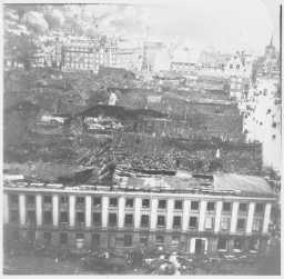 BRYGGEN: Skader etter eksplosjonen i Bergen 20. april 1944. Omtrent alle takene på Bryggen har store skader.  FOTO: UKJENT, UTLÅN: NTBS KRIGSARKIV/ARKIVVERKET