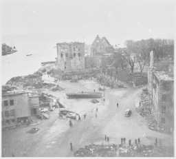 ETTER EKSPLOSJONEN: Foruten flere båter slengt langt opp på land er det ufattelig hvor store skader Rosenkrantztårnet og Håkonshallen hadde etter eksplosjonsulykken i Bergen 20. april 1944. FOTO UKJENT UTLÅN: NTBS KRIGSARKIV/ARKIVVERKET