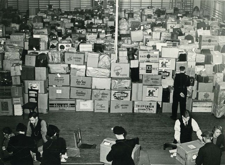 538000 mottakarapparat blei etter ordre innleverte til styresmaktene sommaren og hausten 1941. Mange konfiskerte apparat blei sende til Tyskland. (RA/PA-1209 NTBs krigsarkiv/L0093/003)