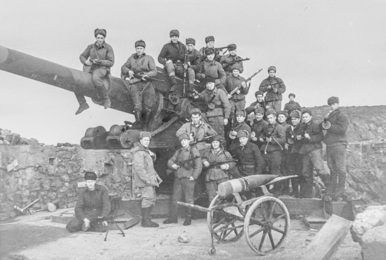 Nazi-batteri beslaglagt av sovjetiske styrker utenfor KirkenesRussisk kilde. PA-1209_Uj-L0219a_0125_2