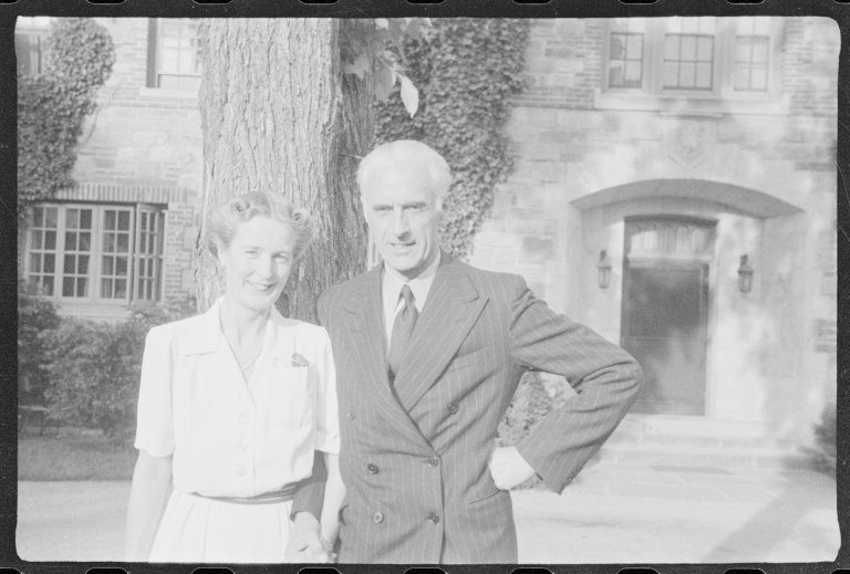 Ekteparet Nikolai Ramm Østgaard og Ragni Østgaard, avfotografert på Pooks Hill, USA, muligens i 1942.