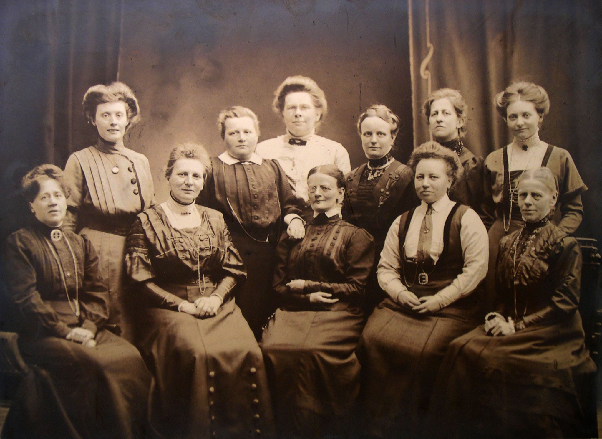 Noen av KMAs ledende kvinner i den første tiden.  Marie Anker sitter som nummer 2 fra venstre