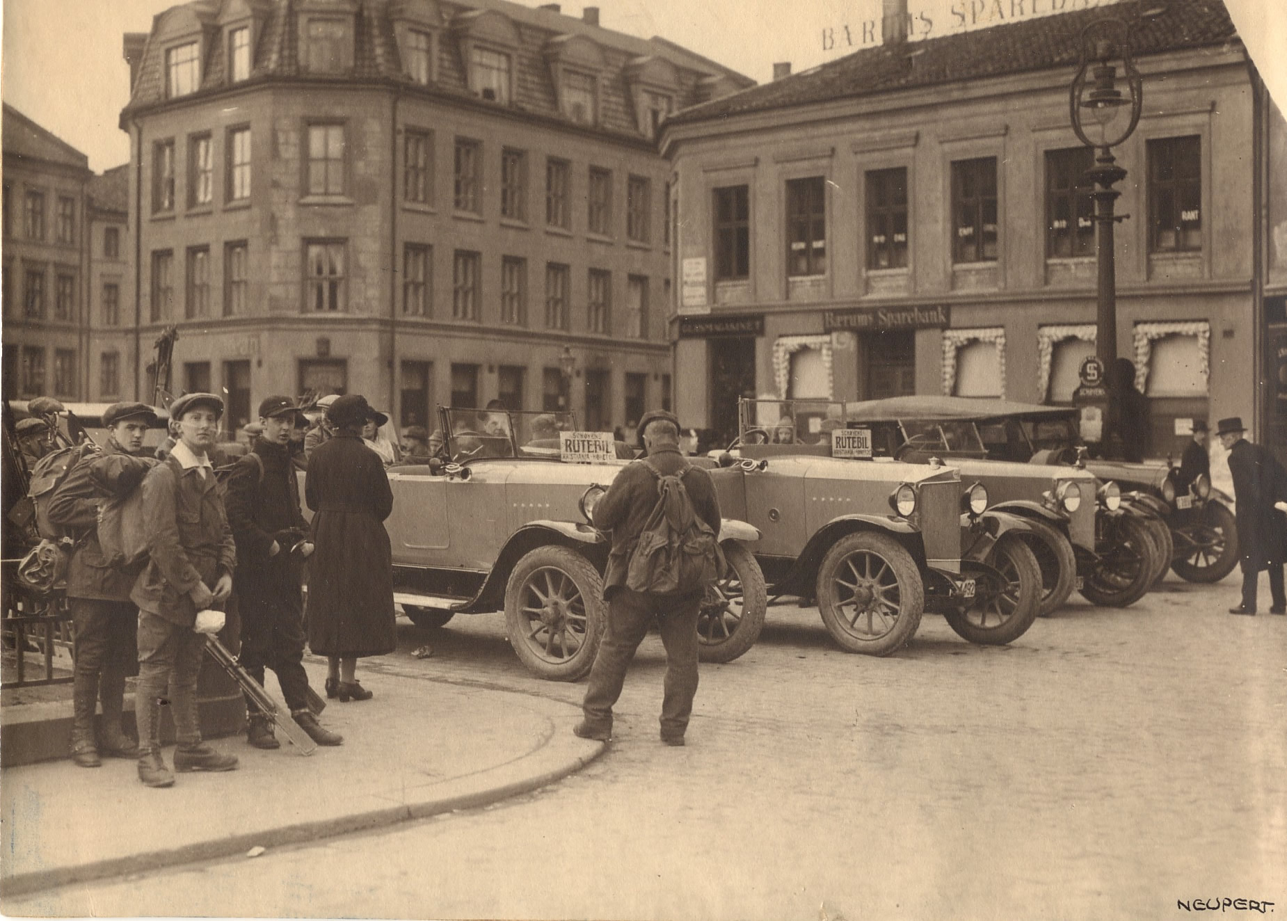 Reisende som venter på å gå om bord i bilene på ruten Kristiania-Hønefoss påsken 1924