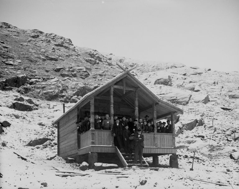 Figur 3 NysnÃ¸ og fÃ¸rste plantedag pÃ¥ OrkjÃ¥  i mai 1903. Skoleelever pÃ¥ verandaen i Severin Malmins nybygde hytte.