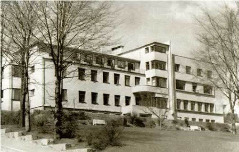 Sandnes Sykehus stod ferdig i 1914 og vart bygt om og utvida i 1940-åra. Her ser me sjukehuset slik det såg ut kring 1950. Foto: K. Rostrup (kopi frå boka: Sandnes i bilder (1951).