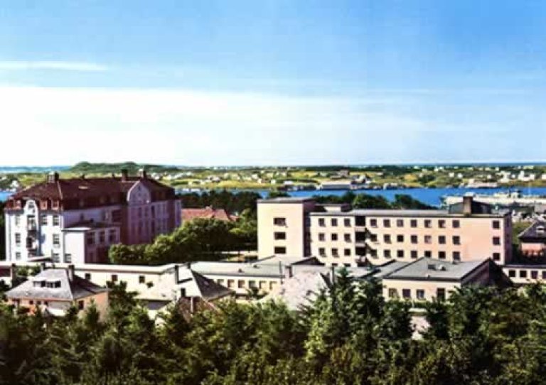 Dette postkortet viser sjukehuset som nytt med det kommunale sjukehuset til venstre. Foto: Jensens Foto. Karmsund Folkemuseum.