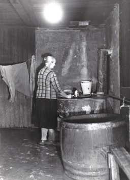 Mange bygårder hadde vaskekjeller hvor husmødrene kunne koke og vaske familiens klær. Men det var ofte mange leiligheter om kun én vaskekjeller, så mange husmødre foretrakk derfor å vaske klær i leilighetene sine.
