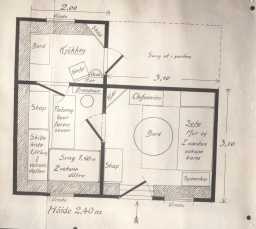 5. Plantegning av arbeiderbolig med kjøkken, soverom og stue. Her bodde 7 personer på ca 22 kvadratmeter.