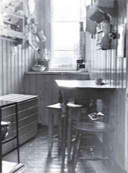 KJØKKENET - Dette kjøkkenet var kanskje lite og trangt, men Nanna Broch må ha vært godt fornøyd med hvor lyst, rent og godt organisert det var.