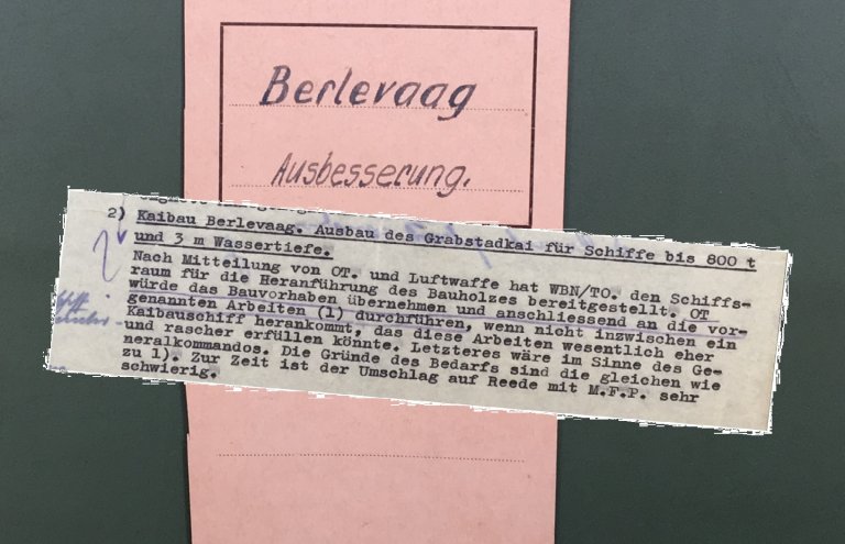Bilde av ryggen på en ringperm med tysk tekst og utsnitt av et brev på tysk
