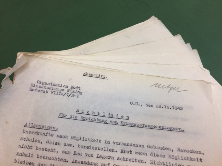 En bunke i vifte med dokumenter med retningslinjer på tysk